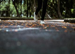 为什么在运动场跑步时都沿着逆时针方向跑