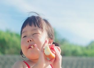 说话频繁眨眼睛是在说谎