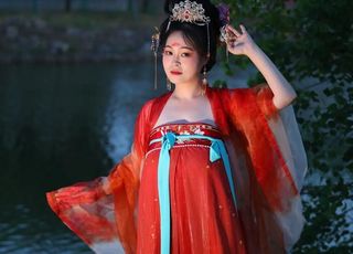 从保守到暴露，从简单到复杂，从清瘦到丰腴：“唐装”