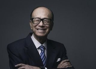 李嘉诚的目光放在了何处？答案是英国
