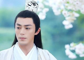 霍建华的多面演艺人生：《花千骨》师徒禁忌恋，爱与苍生的纠葛