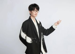 许嵩爆火20年，独特而耀眼的明星