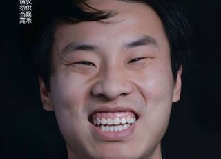 徐志胜初登舞台：独特外貌与幽默碰撞