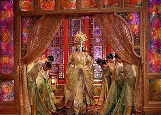 《满城尽带黄金甲》故事发展：阴谋与反抗的交织