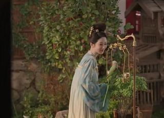 《国色芳华》笼子里的甩甩：自由与禁锢的无声呐喊